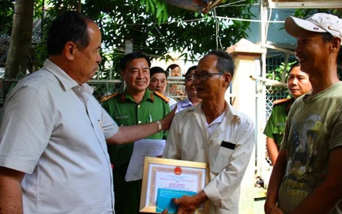 Lao xuống dòng nước cứu bé trai, người đàn ông khiến nhiều người cảm kích Ảnh 2