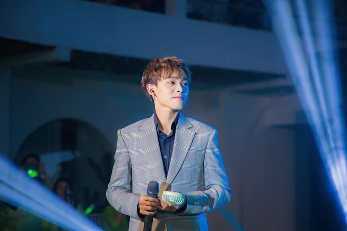 Fan Hồ Văn Cường dành tặng nam ca sĩ món quà đặc biệt trước thềm show diễn mới Ảnh 2