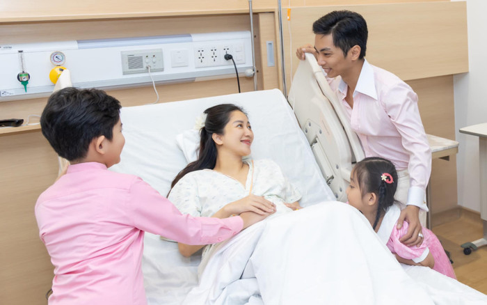 Phan Hiển xúc động trước tiếng khóc đầu đời của con, nghẹn ngào cảm ơn Khánh Thi Ảnh 2