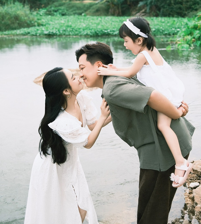 Trước đó, gia đình Trường Giang - Nhã Phương đã chào đón con gái đầu lòng tên gọi thân mật là Destiny. (Ảnh tổng hợp)