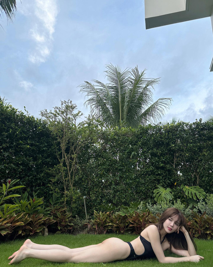 Đôi chân dài thẳng tắp chính là điểm khiến netizen không thể rời mắt khỏi Thiều Bảo Trâm