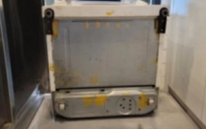 Mua lại chiếc tủ lạnh cũ, người đàn ông bất ngờ phát hiện 'kho báu' bạc tỷ Ảnh 2