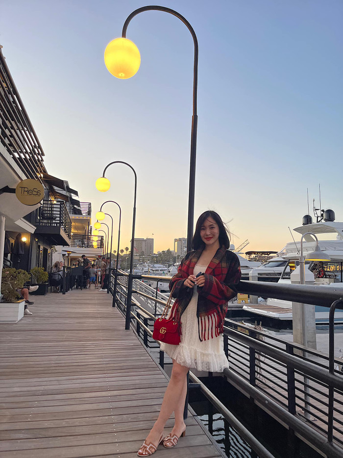 Cô nàng gây ấn tượng với gu thời trang đa dạng, nhiều màu sắc khi đăng tải những hình ảnh tại Mỹ.  