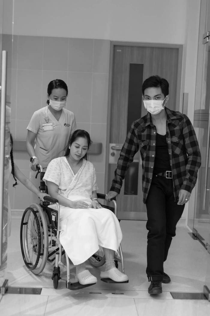 Vợ chồng Khánh Thi, Phan Hiển lộ rõ vẻ căng thẳng, lo lắng trước khi chuẩn bị 'lâm bồn'