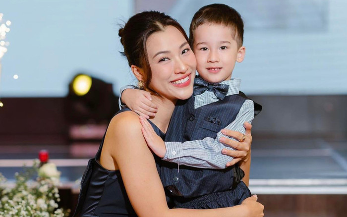 Quý tử nhà Hoàng Oanh lên đồ chuẩn tổng tài nhí, có hành động khiến mẹ tan chảy Ảnh 2