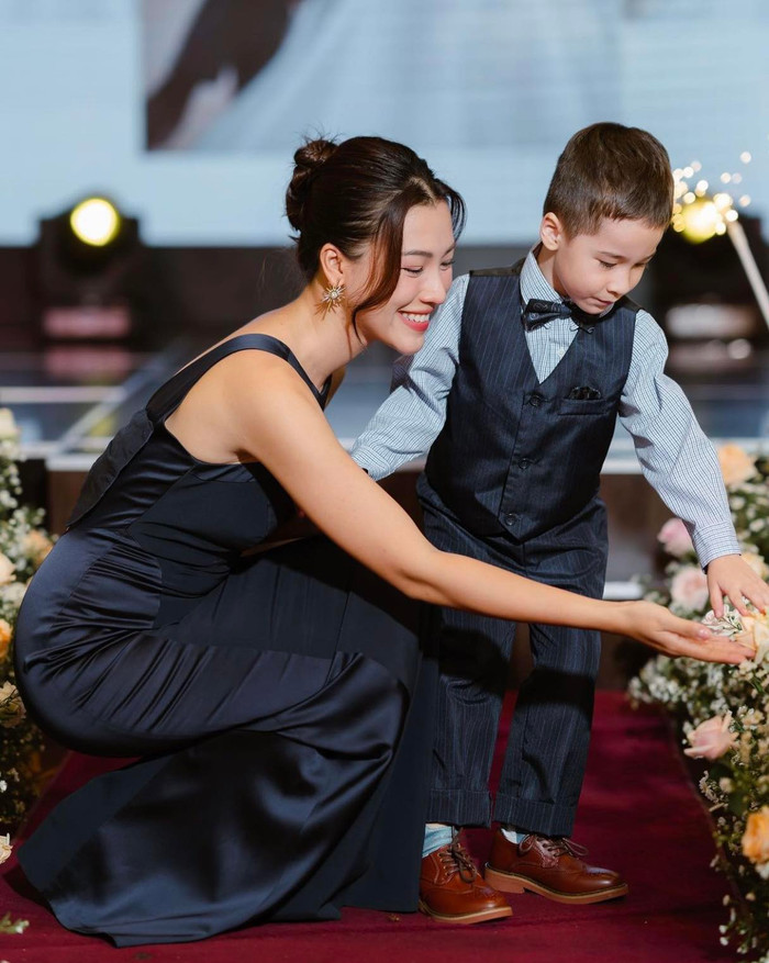  Hoàng Oanh đăng tải loạt khoảnh khắc hạnh phúc bên quý tử. 