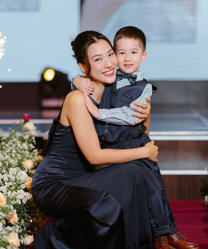 Bé Max liên tục có những cử chỉ như ôm, hôn khiến mẹ 'tan chảy' trước sự tình cảm này. 