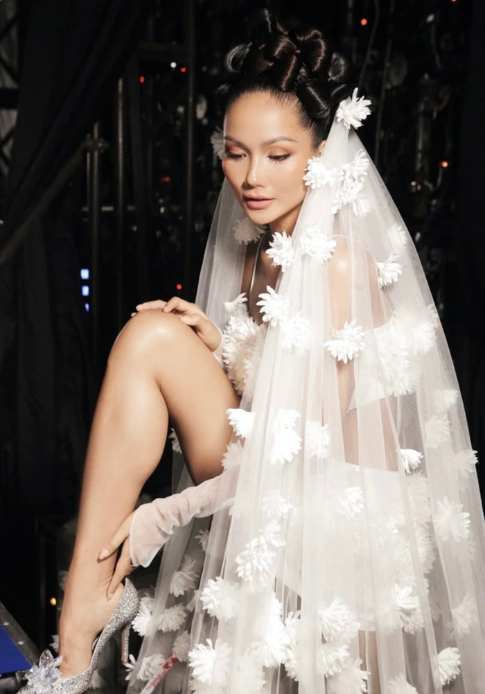 H'Hen Niê đang ưu tiên cho việc phát triển sự nghiệp sau chia tay mối tình đẹp.