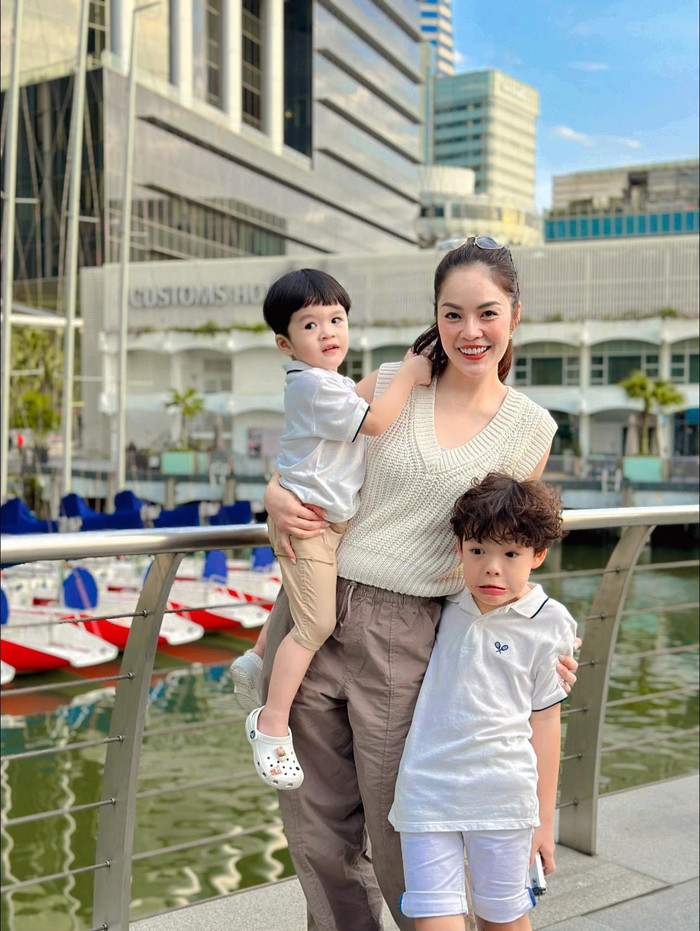 Dương Cẩm Lynh đăng tải khoảnh khắc chơi đùa vui vẻ bên hai nhóc tỳ. 