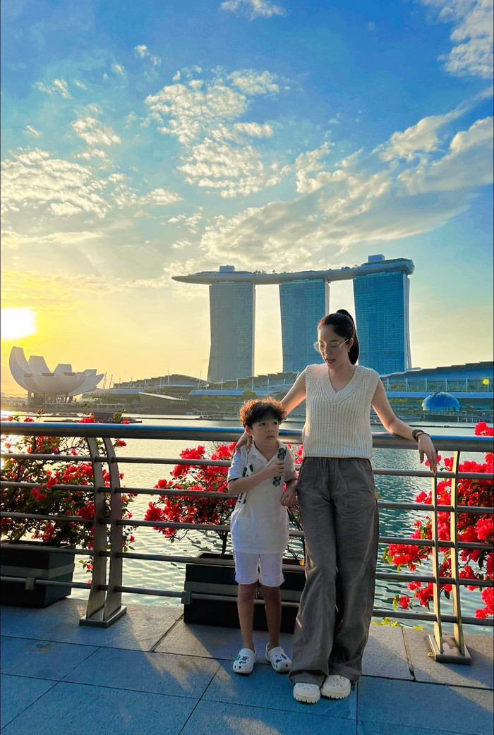 Thừa hưởng nét đẹp của bố mẹ, 2 con của Dương Cẩm Lynh chuẩn soái ca nhí. 