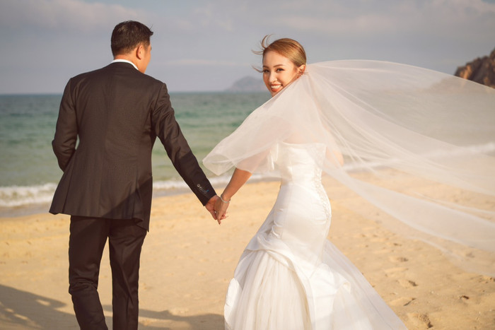  Cô dâu đẹp như công chúa khi khoác lên mình bộ váy cưới màu trắng tinh khôi, còn chú rể bảnh bao trong bộ vest đen lịch lãm.