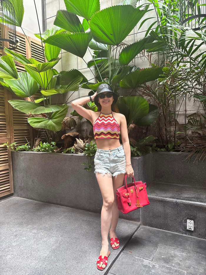 Thay vì lựa chọn ở cữ trong một thời gian nhất định, Phương Trinh Jolie đã bắt đầu quay trở lại với guồng quay công việc. Cô đang tất bật chuẩn bị cho minishow kỉ niệm 15 năm đi hát sẽ được diễn ra trong thời gian sắp tới