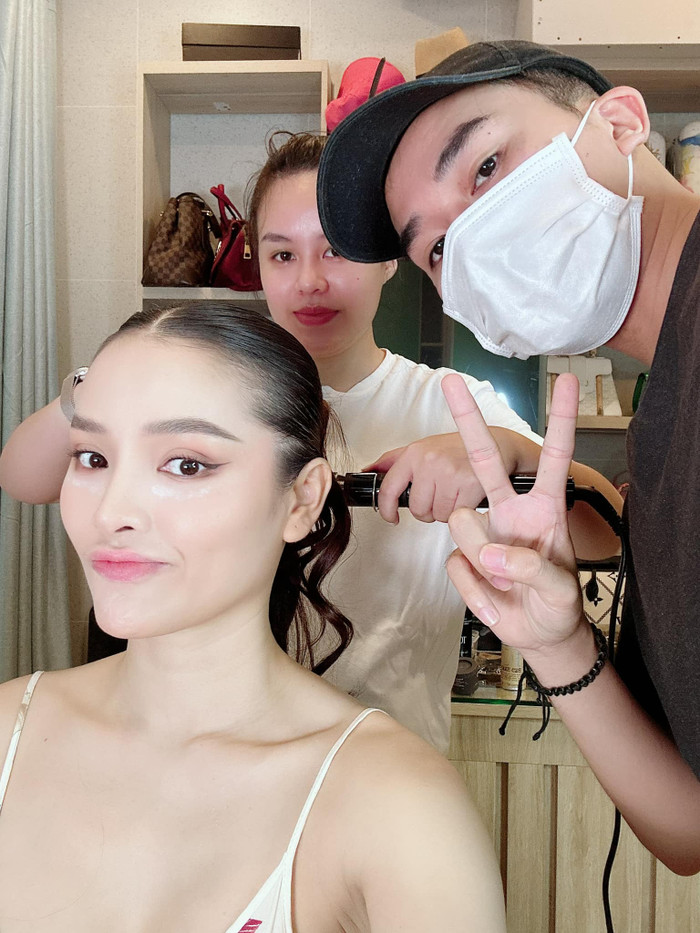 Dù đã thấm mệt trong một ngày dài với nhiều lịch trình công việc khác nhau, nhưng đến buổi tối Phương Trinh Jolie vẫn vô cùng tràn đầy năng lượng