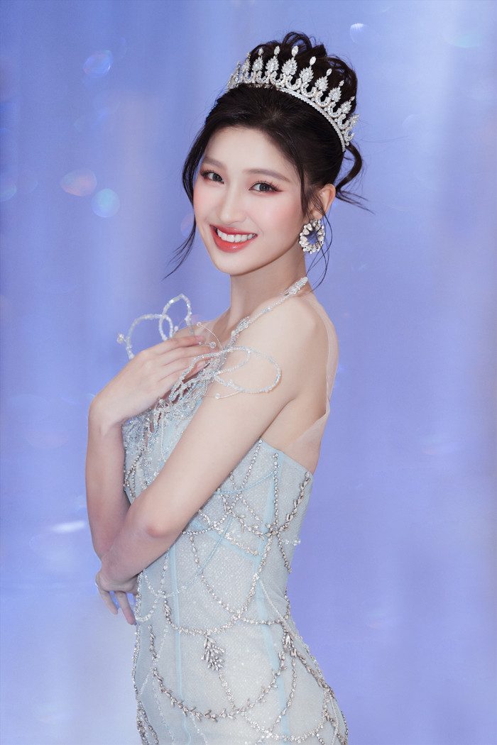 Nàng hậu sinh năm 2002 sở hữu nhan sắc ngọt ngào, trong trẻo phù hợp với tiêu chí mà Miss International hướng tới.