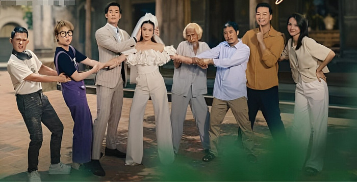 Bức ảnh đang được netizen chuyền tay nhau, Hoàng Thùy Linh (thứ 4 từ trái sang) gây ấn tượng với tạo hình cô dâu.