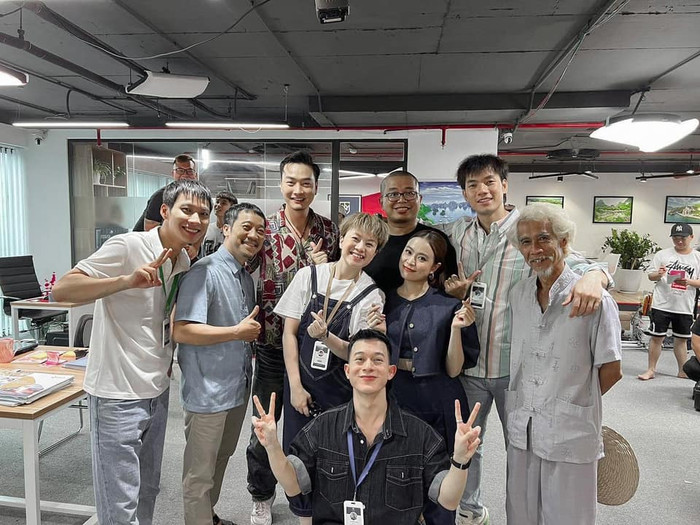 Hoàng Thùy Linh trong hậu trường phim Không Ngại Cưới, Chỉ Cần Một Lý Do, ảnh được đăng tải bởi diễn viên Trọng Lân.