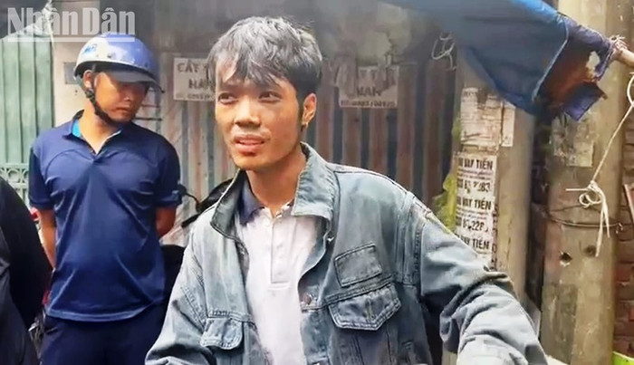 Người hùng trong cứu hơn 10 người trong vụ hỏa hoạn chung cư mini nghiêm trọng ở Hà Nội. (Ảnh: Nhân Dân) 
