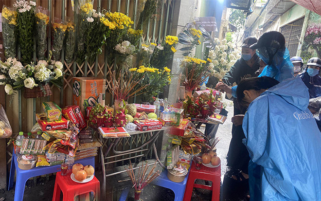 Xót xa cảnh dòng người đội mưa đến thắp hương tiễn biệt các nạn nhân vụ cháy Ảnh 2