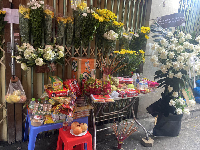 Tổ dân phố đã xin ý kiến phường Khương Đình cho đặt chiếc bàn ra ngoài để người dân có thể đến thắp nén hương, đặt hoa tưởng niệm đến những nạn nhân xấu số