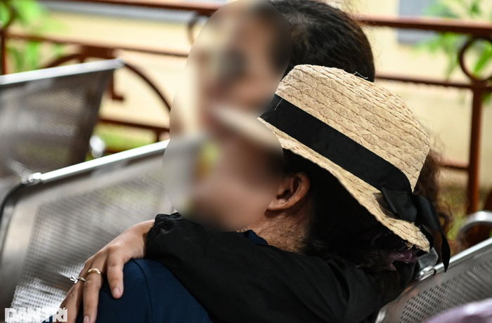 Người thân của K.T. khóc nức nở đợi kết quả xét nghiệm ADN của nạn nhân (Ảnh: Minh Nhân).