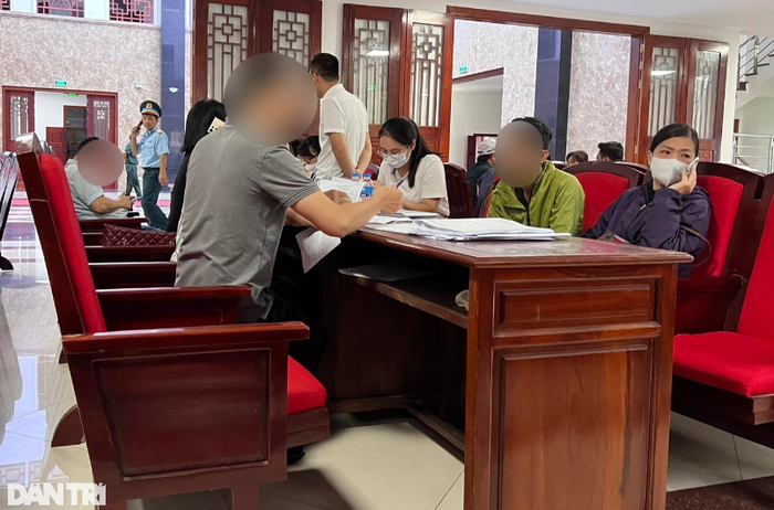 Nhiều gia đình chờ nhận diện thi thể người thân tại Nhà tang lễ Bệnh viện Quân y 103, sáng 14/9 (Ảnh: Minh Nhân).