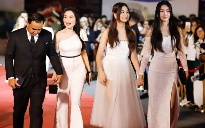 Clip soi cận sắc vóc 2 ái nữ nhà Quyền Linh, có đẹp như lời đồn? Ảnh 2