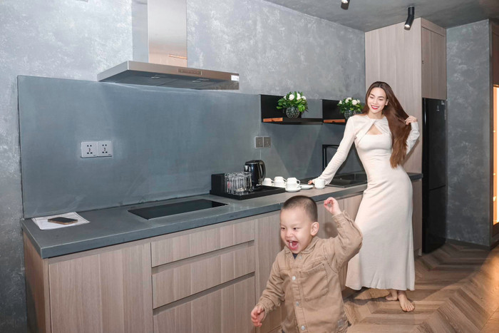 Hồ Ngọc Hà hạnh phúc ngắm nhìn con trai vui vẻ nô đùa khi đi du lịch