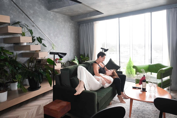 Khoảnh khắc Hồ Ngọc Hà và Kim Lý tranh thủ 'trốn con' để hâm nóng tình cảm khiến người hâm mộ vô cùng thích thú