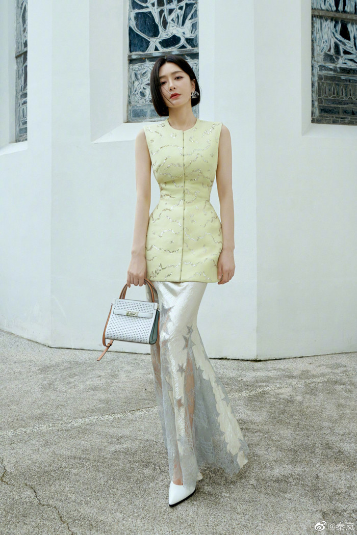 Dù đã ngấp nghé tuổi ngũ tuần, song Tần Lam vẫn giữ được số đo 3 vòng đẹp mắt cùng vẻ ngoài tươi trẻ.