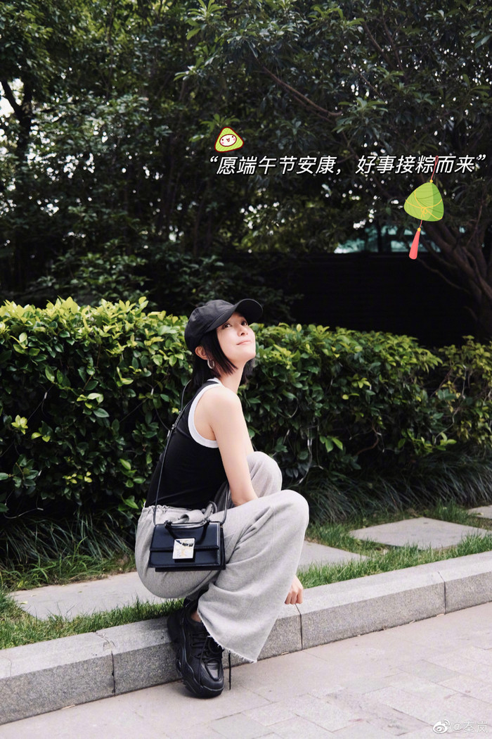 Thêm vào đó, nữ diễn viên còn có thói quen ngâm mình trong nước ấm giúp lưu thông tuần hoàn máu cũng như thư giãn cơ thể, tinh thần.  