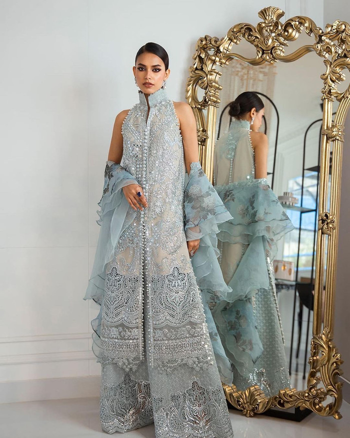 Sau khi đăng quang, người đẹp viết trên trang cá nhân: 'Tôi vinh dự trở thành Hoa hậu Hoàn vũ Pakistan đầu tiên và tôi muốn làm nổi bật vẻ đẹp của quê hương mình. Người Pakistan rất hào phóng, tốt bụng và hiếu khách. Trên hết, tôi muốn mời tất cả các bạn đến thăm đất nước tôi và thử những món ẩm thực Pakistan và khám phá thiên nhiên'.&nbsp;