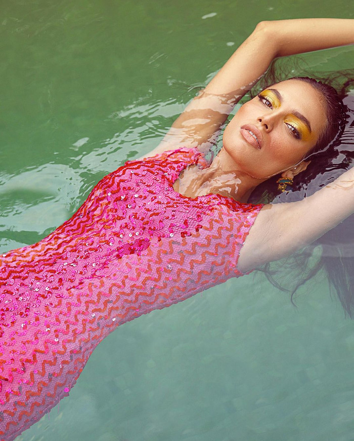 Hiện tại, cô đang là người mẫu thời trang tại quê hương và nói được tiếng Anh lưu loát. Đây được xem là một lợi thế để đại diện Pakistan dễ dàng hòa nhập trong lần đầu tiên tham dự cuộc thi sắc đẹp quốc tế.&nbsp;