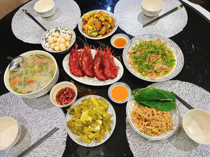 Shark Bình khoe mâm cơm được Phương Oanh chuẩn bị.