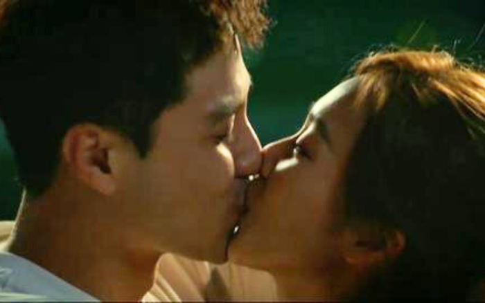 Thanh Sơn và Khả Ngân gây tranh cãi khi cứ 'sơ hở là hôn' Ảnh 3