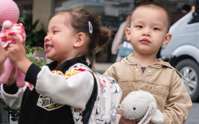 Trang phục đáng yêu của Lisa - Leon khi đi làm cùng mẹ Hồ Ngọc Hà Ảnh 2