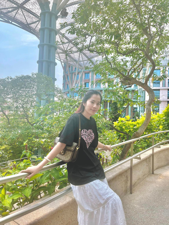 Khi rời xa khỏi ánh đèn sân khấu, Nam Em lại quay trở về với hình ảnh một cô gái ăn vận giản dị, yêu thích để mặt mộc tận hưởng đời tư bình yên, êm ấm