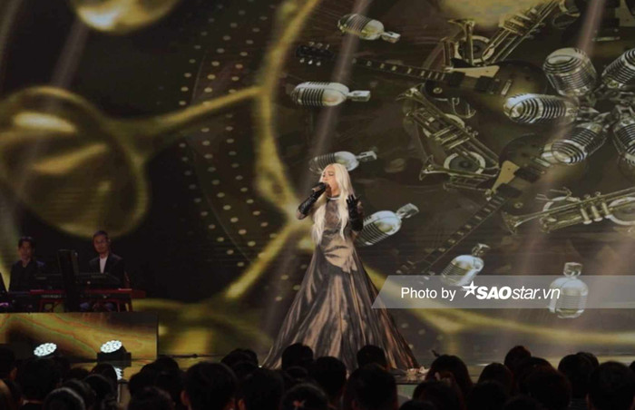 Lê Khoa đã biết cách tiết chế hơn ở khoản trình diễn, thay vào đó tập trung toàn bộ vào giọng hát. 