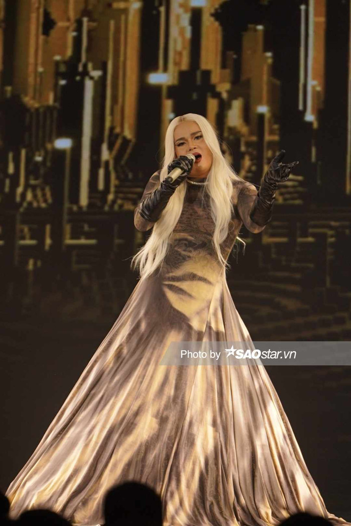 Lê Khoa xuất hiện trên sân khấu với tạo hình đầy cá tính. 