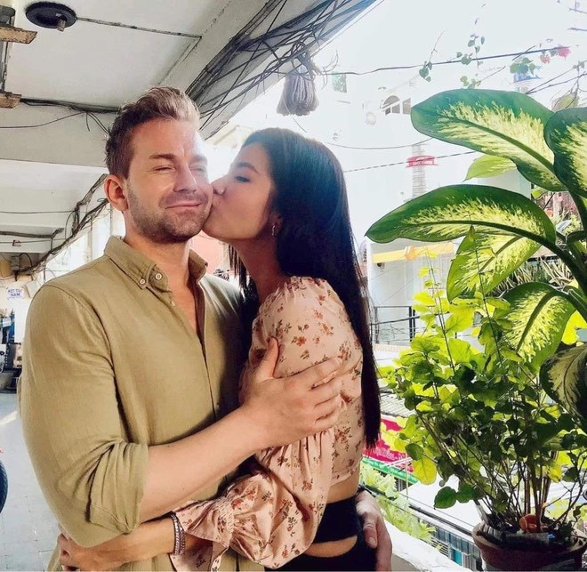 Minh Tú đã công khai bạn trai ngoại quốc sau 9 năm hẹn hò trước sự bất ngờ của khán giả.