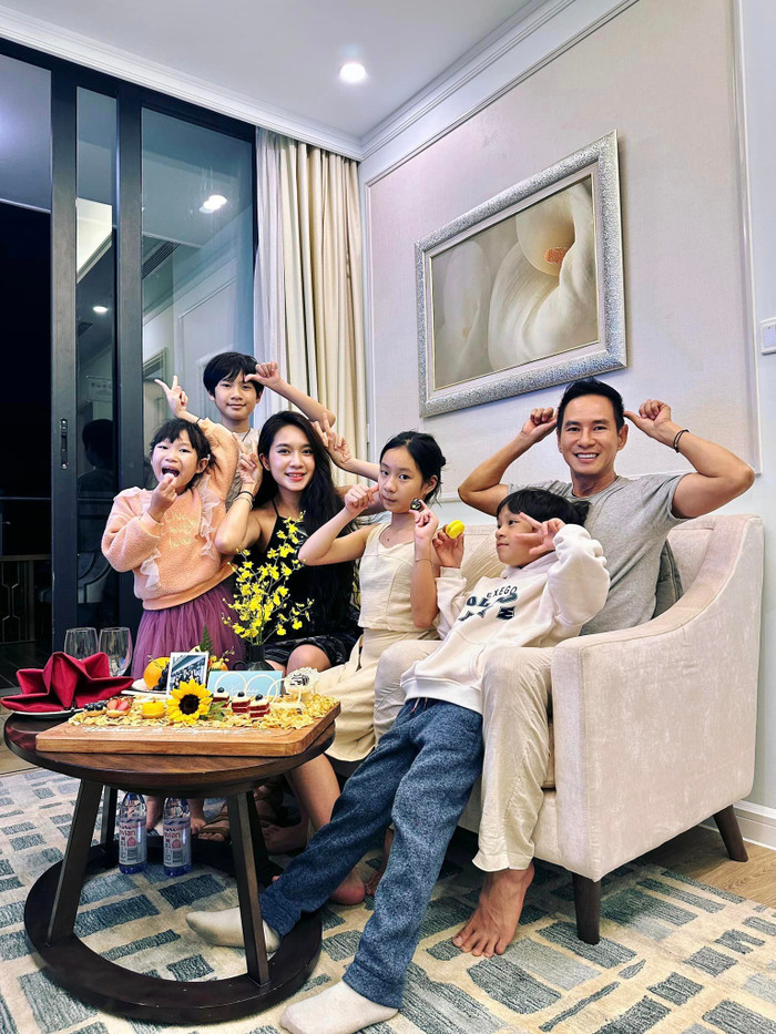  Không chỉ được khán giả biết đến bởi sự nghiệp nổi trội mà cặp đôi khiến mọi người ngưỡng mộ bởi cuộc hôn nhân viên mãn và cách dạy con của Lý Hải - Minh Hà.