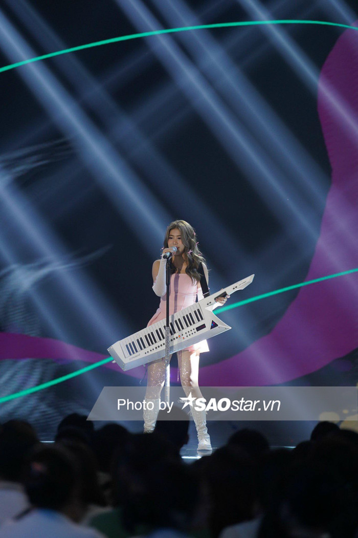 PiaLinh bắn rap, làm mới 'làn tóc rối, bờ môi khô' cực sexy, đốt cháy sân khấu Ảnh 3