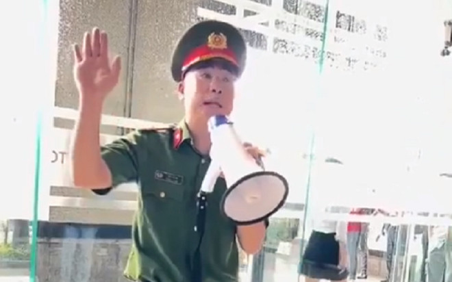 Clip: Anh công an hướng dẫn phòng cháy chữa cháy đầy duyên dáng gây bão mạng Ảnh 2