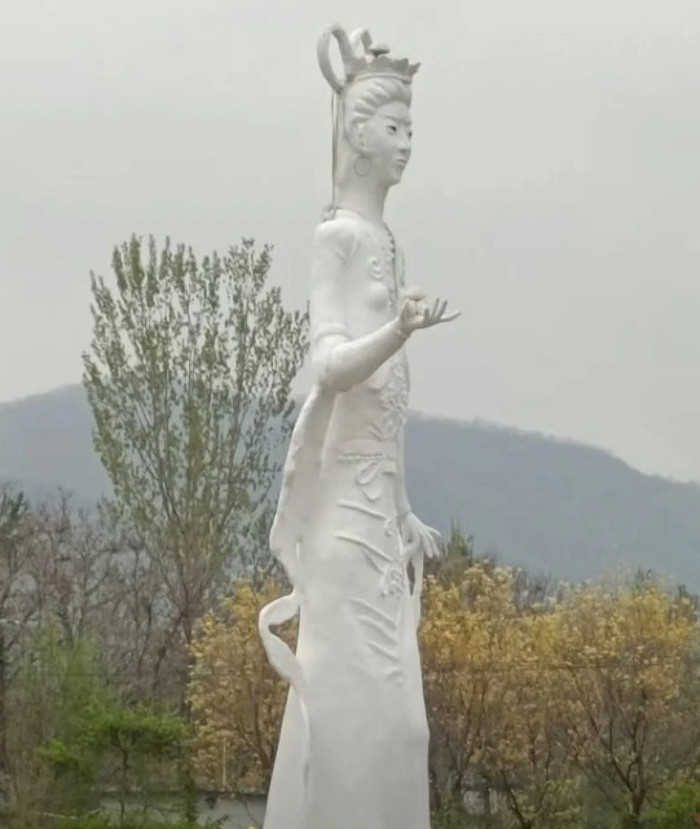 Bức tượng 'Mẫu Đơn' mới hoàn thành được nhận xét là có tỉ lệ cơ thể kỳ lạ 