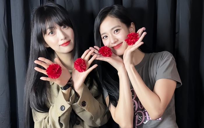 Netizen rần rần trước khoảnh khắc 'gấp đôi visual' của chị em Jisoo Ảnh 2