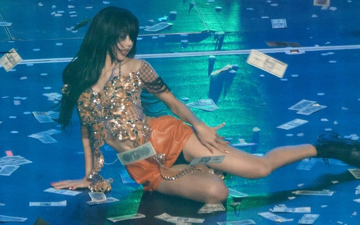 'Cơn mưa tiền' xuất hiện trong sân khấu của Lisa, ý nghĩa khiến ai cũng xúc động Ảnh 2