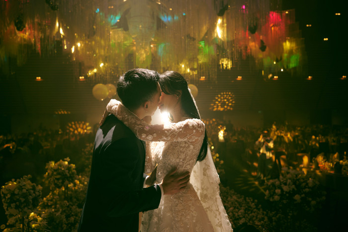 Giữa khung cảnh lãng mạn được trang trí bằng bộ ảnh cưới hạnh phúc của cả hai tại Paris, cô dâu và chú rể đã vô cùng xúc động và trao nhau lời thề hẹn trăm năm. 