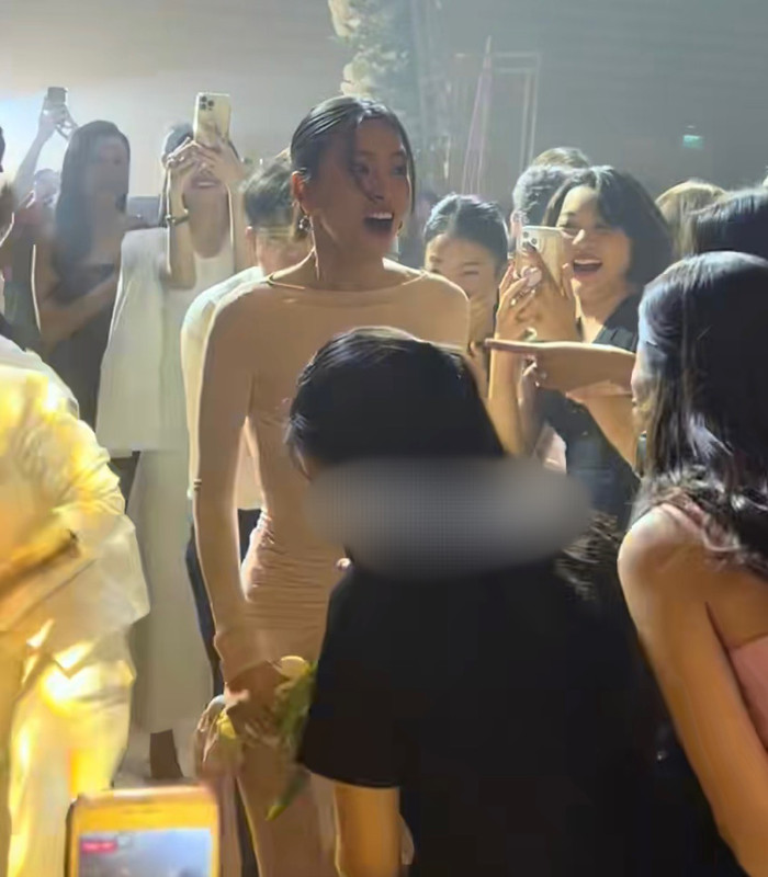  Khi cô dâu Phương Anh tung hoa, chủ nhân kế thừa bó hoa cưới chính là Hoa hậu Tiểu Vy. 