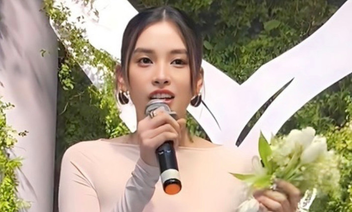 Ngay sau đó, nàng Hậu vội vàng trao lại hoa cưới cho người khác. 