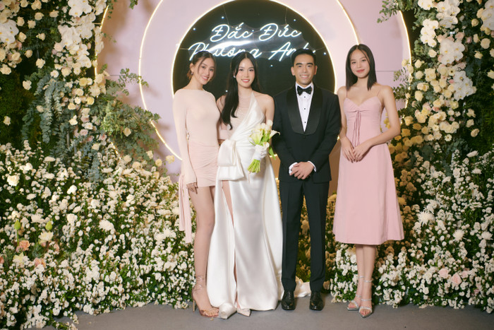 Bên cạnh gia đình, chung vui cùng với Á hậu Phương Anh trong ngày trọng đại còn có sự góp mặt của dàn người đẹp Vbiz.