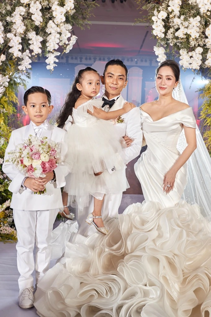 Dù chênh lệch về tuổi tác nhưng Phan Hiển là người đàn ông chững chạc, cực tâm lý trong gia đình.